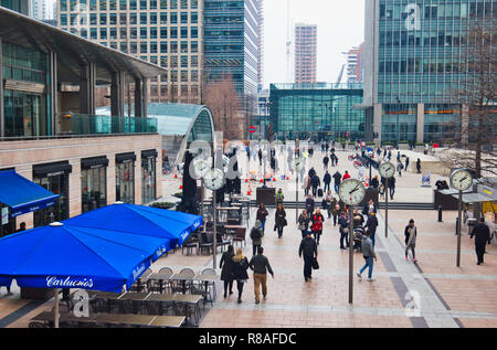 Sechs öffentliche Uhren, Reuters Plaza, Canary Wharf, London, England Stockfoto