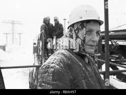 Verschneite Arbeiter in den Tagebau Meuro in der nähe von Senftenberg im ehemaligen Bezirk Cottbus (Brandenburg) am Neujahrstag 31.12.1978. Die Zeit um den Jahreswechsel 1978/1979 ging in die Geschichte der DDR als 'Disaster Winter'. Innerhalb von ein paar Stunden, die Temperaturen fallen von der milden 5 bis minus 20 Grad, mit starker Schneefall Unterbrechung des Verkehrs- und große Teile der Wirtschaft. Der Frost gestoppt die Förderbänder in der geöffneten Grube und erlaubt die Kohle in den Waggons einzufrieren. - Keine BILDFUNK AUSLASTUNG - Foto: Erich Schutt/dpa-Zentralbild/ZB | Verwendung weltweit Stockfoto