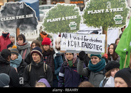 Berlin, Deutschland. 14 Dez, 2018. Studierende in der Innenstadt unter dem Motto "Zukunft zeigen ohne Klima Chaos" und halten Plakate mit dem Slogan "Alles, das ich für Weihnachten wünschen, ist Kohle beenden'. Credit: Peter Kneffel/dpa/Alamy leben Nachrichten Stockfoto