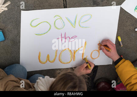 Berlin, Deutschland. 14 Dez, 2018. Studierende in der Innenstadt unter dem Motto "Zukunft zeigen ohne Klima Chaos" und malen Plakate mit der Aufschrift "die Welt". Credit: Peter Kneffel/dpa/Alamy leben Nachrichten Stockfoto