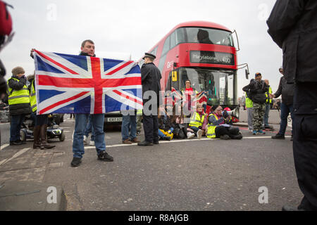 London, Großbritannien. 14. Dezember, 2018. Pro Wesminster Brexit Demonstranten blockieren Brücke und März dem Parlament tragen Hi-vis Gelb erinnert an die jüngsten französischen Proteste Credit G. C. W/Alamy leben Nachrichten Stockfoto