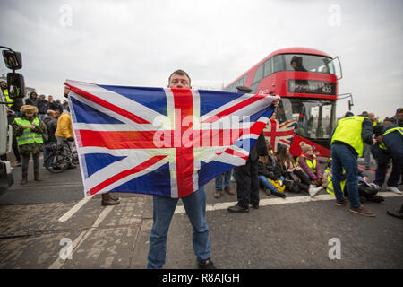 London, Großbritannien. 14. Dezember, 2018. Pro Wesminster Brexit Demonstranten blockieren Brücke und März dem Parlament tragen Hi-vis Gelb erinnert an die jüngsten französischen Proteste Credit G. C. W/Alamy leben Nachrichten Stockfoto