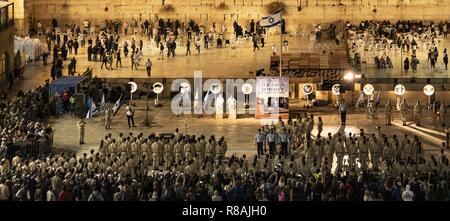 Jerusalem, Israel. 31 Okt, 2018. Jungen Rekruten sind feierlich in der westlichen Mauer in Jerusalem vereidigt. Die abendliche Zeremonie hat eine Tradition, die in der israelischen Armee. (31. Oktober 2018) | Verwendung der weltweiten Kredit: dpa/Alamy leben Nachrichten Stockfoto
