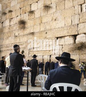 Jerusalem, Israel. 31 Okt, 2018. Orthodoxe Juden beten vor der Klagemauer in Jerusalem und die Thora studieren. Die westliche Mauer ist dem heiligsten Ort des Judentums betrachtet. (29. Oktober 2018) | Verwendung der weltweiten Kredit: dpa/Alamy leben Nachrichten Stockfoto