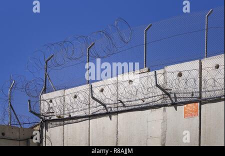 Jerusalem, Israel. 31 Okt, 2018. Stacheldraht und der Wand sind Teil des täglichen Lebens im arabischen Viertel in Ost-Jerusalem. Die Betonwand, bis zu acht Meter hoch, sie trennt nicht nur die palästinensischen und israelischen Territoriums, sondern senkt auch die ganze Stadtteile. (31. Oktober 2018) | Verwendung der weltweiten Kredit: dpa/Alamy leben Nachrichten Stockfoto