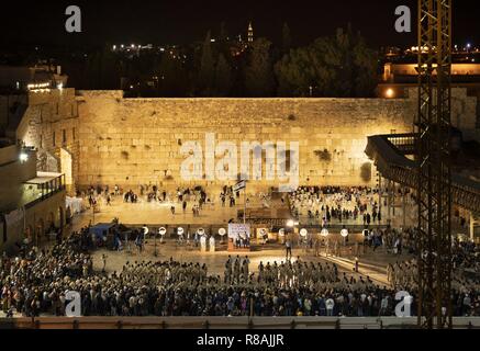 Jerusalem, Israel. 31 Okt, 2018. Jungen Rekruten sind feierlich in der westlichen Mauer in Jerusalem vereidigt. Die abendliche Zeremonie hat eine Tradition, die in der israelischen Armee. (31. Oktober 2018) | Verwendung der weltweiten Kredit: dpa/Alamy leben Nachrichten Stockfoto