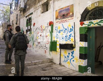 Jerusalem, Israel. 31 Okt, 2018. Zwei israelische Soldaten Blick auf eine bunte Wand eines Hauses im muslimischen Viertel der Altstadt von Jerusalem. Die Schrift und das Bild neben der Eingangstür mit Stolz darauf hin, dass die Bewohner des Hauses vor nach Mekka wurde. (31. Oktober 2018) | Verwendung der weltweiten Kredit: dpa/Alamy leben Nachrichten Stockfoto