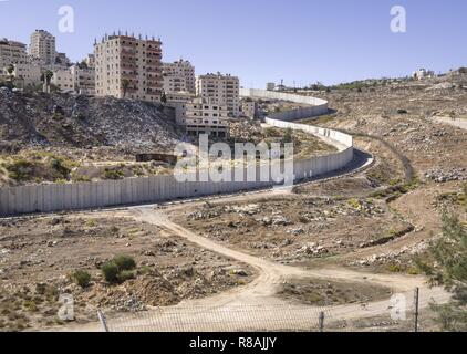 Jerusalem, Israel. 31 Okt, 2018. Blick auf den ummauerten arabischen Viertel Shuafat in Ost-jerusalem. Die Betonwand, die bis zu acht Meter hohen, trennt die palästinensischen und israelischen Territoriums. (31. Oktober 2018) | Verwendung der weltweiten Kredit: dpa/Alamy leben Nachrichten Stockfoto