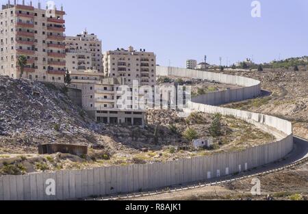 Jerusalem, Israel. 31 Okt, 2018. Blick auf den ummauerten arabischen Viertel Shuafat in Ost-jerusalem. Die Betonwand, die bis zu acht Meter hohen, trennt die palästinensischen und israelischen Territoriums. (31. Oktober 2018) | Verwendung der weltweiten Kredit: dpa/Alamy leben Nachrichten Stockfoto