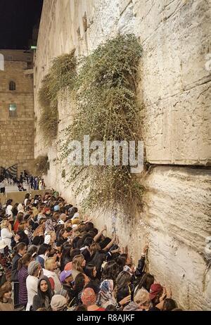 Jerusalem, Israel. 31 Okt, 2018. Frauen sind dicht in einem separaten Bereich an der Klagemauer in Jerusalem. Die westliche Mauer ist dem heiligsten Ort des Judentums betrachtet. (31. Oktober 2018) | Verwendung der weltweiten Kredit: dpa/Alamy leben Nachrichten Stockfoto