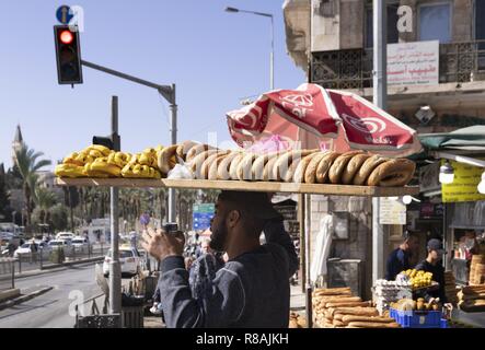 Jerusalem, Israel. 31 Okt, 2018. Ein modegeschäft in der Altstadt von Nazareth bietet eine große Vielfalt von Kopftüchern (Dschilbab). Die Stadt im Norden von Israel, das eine biblische Geschichte, ist weitgehend von Arabern bewohnt. (29. Oktober 2018) | Verwendung der weltweiten Kredit: dpa/Alamy leben Nachrichten Stockfoto