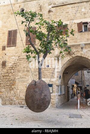 Tel Aviv, Israel. 25 Okt, 2018. Seit 1993 orange tree hängt in einer kleinen Gasse in der Altstadt von Jaffa. (25 Oktober 2018) | Verwendung der weltweiten Kredit: dpa/Alamy leben Nachrichten Stockfoto