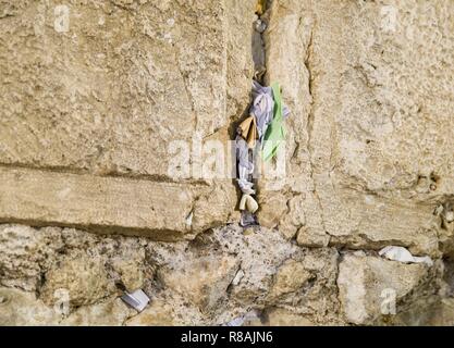 Jerusalem, Israel. 31 Okt, 2018. Kleine und große Anmerkungen sind Risse in der Wand der westlichen Mauer in Jerusalem fest. Auf die Noten, die Gläubigen ihre Wünsche an Gott geschrieben haben. Die westliche Mauer ist dem heiligsten Ort des Judentums betrachtet. (31. Oktober 2018) | Verwendung der weltweiten Kredit: dpa/Alamy leben Nachrichten Stockfoto
