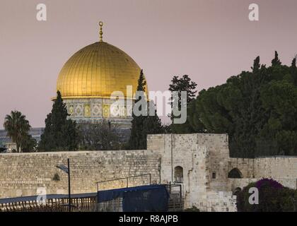 Jerusalem, Israel. 29 Okt, 2018. Die goldene Kuppel des Felsendoms steigt hinter der westlichen Mauer auf dem Tempelberg. (30 Oktober 2018) | Verwendung der weltweiten Kredit: dpa/Alamy leben Nachrichten Stockfoto