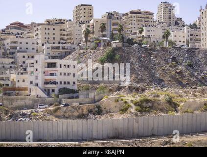 Jerusalem, Israel. 31 Okt, 2018. Blick auf den ummauerten arabischen Viertel Shuafat in Ost-jerusalem. Die Betonwand, die bis zu acht Meter hohen, trennt die palästinensischen und israelischen Territoriums. (31. Oktober 2018) | Verwendung der weltweiten Kredit: dpa/Alamy leben Nachrichten Stockfoto
