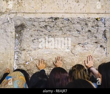 Jerusalem, Israel. 31 Okt, 2018. Frauen drücken Sie Ihre Hände in einem separaten Bereich gegen die westliche Mauer in Jerusalem. In Risse in der Wand gibt es stellt mit will Gott. Die westliche Mauer ist dem heiligsten Ort des Judentums betrachtet. (31. Oktober 2018) | Verwendung der weltweiten Kredit: dpa/Alamy leben Nachrichten Stockfoto
