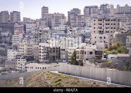 Jerusalem, Israel. 31 Okt, 2018. Blick auf den ummauerten arabischen Viertel Shuafat in Ost-jerusalem. Die Betonwand, die bis zu acht Meter hohen, trennt die palästinensischen und israelischen Territoriums. (31. Oktober 2018) | Verwendung der weltweiten Kredit: dpa/Alamy leben Nachrichten Stockfoto