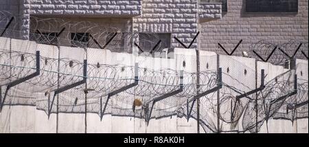 Jerusalem, Israel. 31 Okt, 2018. Stacheldraht und der Wand sind Teil des täglichen Lebens im arabischen Viertel in Ost-Jerusalem. Die Betonwand, bis zu acht Meter hoch, sie trennt nicht nur die palästinensischen und israelischen Territoriums, sondern senkt auch die ganze Stadtteile. (31. Oktober 2018) | Verwendung der weltweiten Kredit: dpa/Alamy leben Nachrichten Stockfoto
