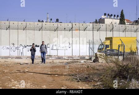 Jerusalem, Israel. 31 Okt, 2018. Stacheldraht und der Wand sind Teil des täglichen Lebens im arabischen Viertel in Ost-Jerusalem. Die Betonwand, bis zu acht Meter hoch, sie trennt nicht nur die palästinensischen und israelischen Territoriums, sondern senkt auch die ganze Stadtteile. (31. Oktober 2018) | Verwendung der weltweiten Kredit: dpa/Alamy leben Nachrichten Stockfoto