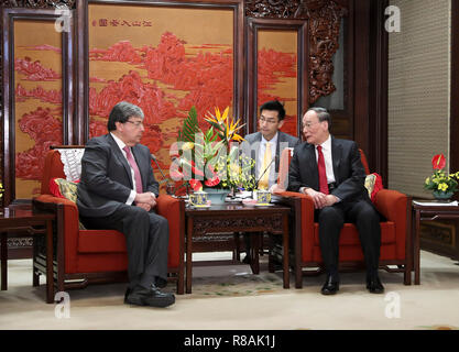 (181214) - Peking, Dez. 14, 2018 (Xinhua) - chinesische Vizepräsident Wang Qishan (R) trifft sich mit kolumbianischen Außenminister Carlos Holmes Trujillo in Peking, der Hauptstadt von China, Dez. 14, 2018. (Xinhua / Ding Haitao) (lmm) Stockfoto