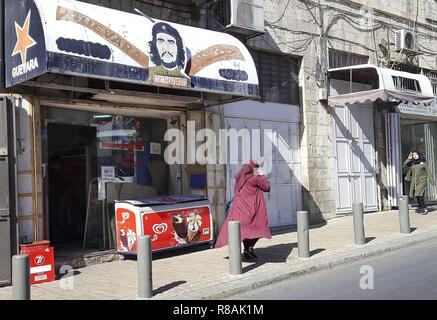 Jerusalem, Israel. 31 Okt, 2018. Die kubanischen Revolutionär Che Guevara hat es sogar auf religiöse Jerusalem. "Guevara" ist der Name dieser Snackbar am Damaskustor, der Eingang der muslimischen Viertel. (31. Oktober 2018) | Verwendung der weltweiten Kredit: dpa/Alamy leben Nachrichten Stockfoto