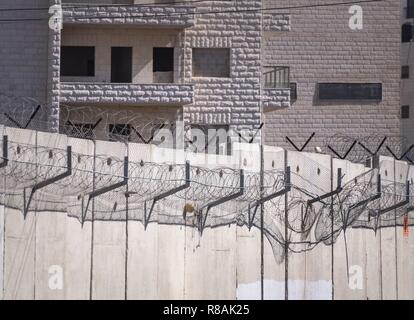 Jerusalem, Israel. 31 Okt, 2018. Stacheldraht und der Wand sind Teil des täglichen Lebens im arabischen Viertel in Ost-Jerusalem. Die Betonwand, bis zu acht Meter hoch, sie trennt nicht nur die palästinensischen und israelischen Territoriums, sondern senkt auch die ganze Stadtteile. (31. Oktober 2018) | Verwendung der weltweiten Kredit: dpa/Alamy leben Nachrichten Stockfoto