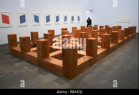 Berlin, Deutschland. 14 Dez, 2018. Ein Besucher des Hamburger Bahnhof Museum steht vor der Arbeit" Karlsplatz vom Künstler Carl Andre. Mit 'lokalen Geschichten", Werke aus der Friedrich Christian Flick Collection werden bis zum 29. September 2019 gezeigt werden. Quelle: Jörg Carstensen/dpa/Alamy leben Nachrichten Stockfoto