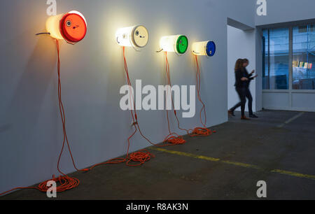 Berlin, Deutschland. 14 Dez, 2018. In der Ausstellung "lokalen Geschichten', die Besucher des Hamburger Bahnhof Museum Pass durch eine Arbeit des Künstlers Jason Rhoades. Mit 'lokalen Geschichten", Werke aus der Friedrich Christian Flick Collection werden bis zum 29. September 2019 gezeigt werden. Quelle: Jörg Carstensen/dpa/Alamy leben Nachrichten Stockfoto