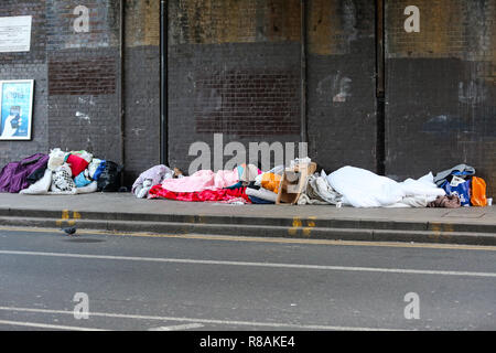 London, Großbritannien. 14 Dez, 2018. Ein obdachloser Mann wird gesehen, schlafen auf der Straße unter Harringay Green Lanes Brücke im Norden Londons, wo bis zu vier Menschen schliefen. Mehr als 24.000 Menschen in Großbritannien wird Weihnachten verbringen Schlafen nach Neue Zahlen, die von der Nächstenliebe Krise. Forschung, die von der Nächstenliebe in Auftrag zeigt, dass die Zahl der wohnungslosen Menschen in England und Wales zwischen 2012 und 2017 gestiegen ist. Er wurde von 120% in Großbritannien und 63 % in Wales gegangen, verglichen mit einem Rückgang von 6% in Schottland. Bei Temperaturen unter dem Gefrierpunkt in der Hauptstadt zu fallen, Ma Stockfoto