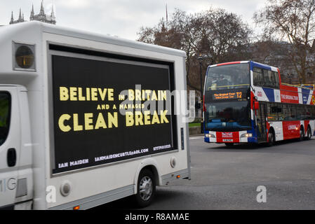 Parliament Square, London, UK. 14. Dezember 2018. pro Brexit Anhänger fahren einen Van um Westminster mit dem Slogan, "Glaube in Großbritannien und einem verwalteten Clean Break' Quelle: Matthew Chattle/Alamy leben Nachrichten Stockfoto