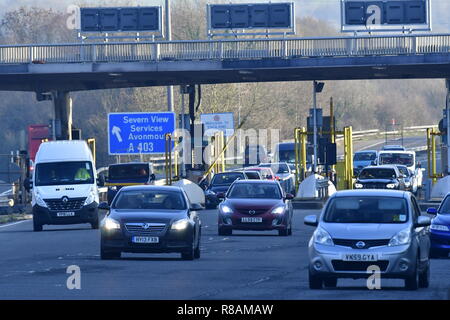 Severn Bridge, Gloucestershire, South Wales, UK. 14. Dez 2018. Severn Bridge Mautgebühren sind verschrottet werden am kommenden Montag. Die Arbeiten werden am Wochenende durchgeführt werden müssen, um die Maut Stände für den gesamten Verkehr aus England nach Wales zu entfernen. Die Bilder zeigen den Verkehr auf der England Seite warten die Maut, die in Wales an einer verkehrsreichen Freitag Nachmittag zu entrichten sind. Robert Timoney/Alamy/Live/News Credit: Robert Timoney/Alamy leben Nachrichten Stockfoto