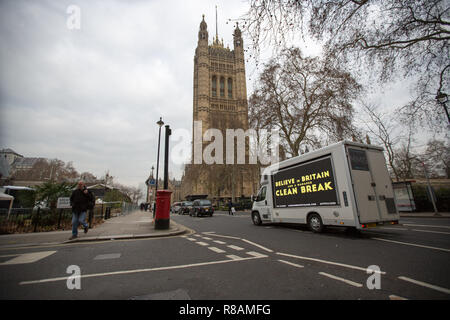 London, Großbritannien. 14. Dez 2018. "Clean Break' aus der Europäischen Union ist auf einem Van außerhalb des Parlaments Kredit beworben: George Cracknell Wright/Alamy Live News Credit: George Cracknell Wright/Alamy leben Nachrichten Stockfoto