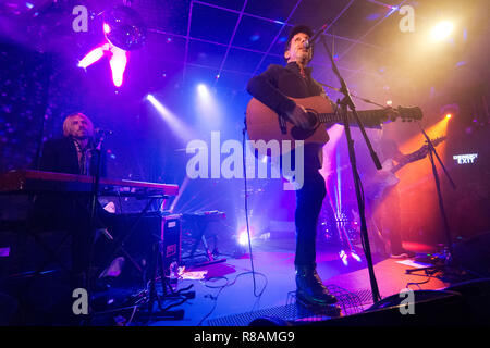 Leeds, Großbritannien. 13. Dez 2018. Us-amerikanische Rockband Mercury Rev im Konzert an Brudenell Social Club, Leeds, UK, 13. Dezember 2018. Zentrum ist Sänger Jonathan Donahue. Quelle: John Bentley/Alamy leben Nachrichten Stockfoto