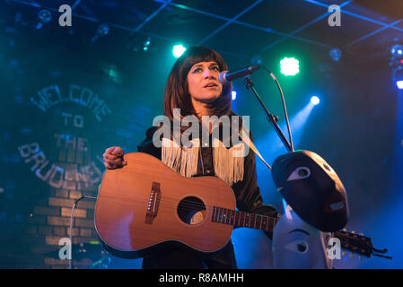 Leeds, Großbritannien. 13. Dez 2018. Amerikanische Sängerin Nicole Atkins im Konzert an Leeds Brudenell Social Club, 13. Dezember 2018. Ms Atkins war unterstützt uns Rock Band Mercury Rev auf Ihrer Tour. Quelle: John Bentley/Alamy leben Nachrichten Stockfoto