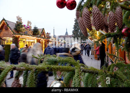 14. Dezember 2018, Baden-Wuerttemberg, Stuttgart: Besucher gehen über den Stuttgarter Weihnachtsmarkt auf dem Schlossplatz im Zentrum der Stadt. Foto: Simon Sachseder/dpa Stockfoto