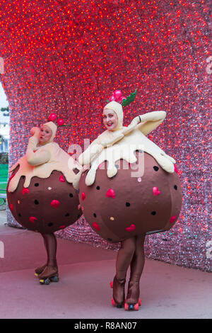 Bournemouth, Dorset, Großbritannien. 14. Dezember 2018. Roller Skating Weihnachten Puds einen Hauch von festlichen Beifall in Bournemouth Gärten auf einer bitter kalt bewölkten Tag. Credit: Carolyn Jenkins/Alamy leben Nachrichten Stockfoto