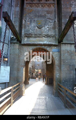 Mont Saint Michel, Frankreich. 26. Juli, 2018. Blick auf den Eingang, der Zugbrucke, in der Mont Saint Michel. | Verwendung der weltweiten Kredit: dpa/Alamy leben Nachrichten Stockfoto