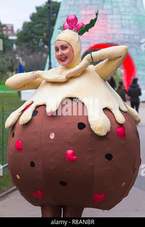 Bournemouth, Dorset, Großbritannien. 14. Dezember 2018. Roller Skating Weihnachten Puds einen Hauch von festlichen Beifall in Bournemouth Gärten auf einer bitter kalt bewölkten Tag. Credit: Carolyn Jenkins/Alamy leben Nachrichten Stockfoto