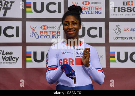 London, Großbritannien. 14. Dezember, 2018. COX MBE Kadeena (GBR) (C4) bei der Präsentation der Sieger während Tissot UCI Track Cycling World Cup IV bei Lee Valley VeloPark am Freitag, den 14. Dezember 2018. LONDON ENGLAND. (Nur redaktionelle Nutzung, eine Lizenz für die gewerbliche Nutzung erforderlich. Keine Verwendung in Wetten, Spiele oder einer einzelnen Verein/Liga/player Publikationen.) Credit: Taka Wu/Alamy leben Nachrichten Stockfoto
