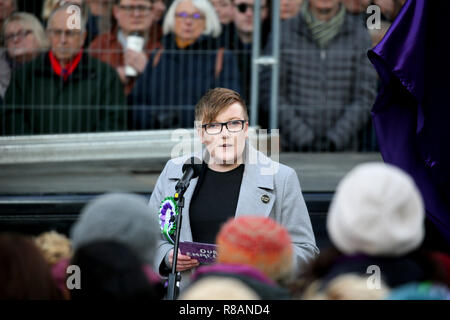 Manchester, Großbritannien. 14. Dez 2018. Hunderte zeugen die Enthüllung einer Statue der Suffragette Emmeline Pankhurst von Skulptur designer Hazel Reeves. Kennzeichnet der Tag 100 Jahre seit der Frauen gewann die Abstimmung. Manchester, UK, 14. Dezember 2018 Quelle: Barbara Koch/Alamy leben Nachrichten Stockfoto