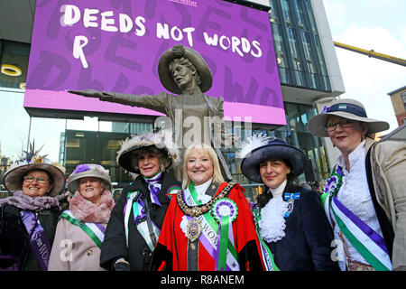 Manchester, Großbritannien. 14. Dez 2018. Hunderte zeugen die Enthüllung einer Statue der Suffragette Emmeline Pankhurst von Skulptur designer Hazel Reeves. Kennzeichnet der Tag 100 Jahre seit der Frauen gewann die Abstimmung. Manchester, UK, 14. Dezember 2018 Quelle: Barbara Koch/Alamy leben Nachrichten Stockfoto