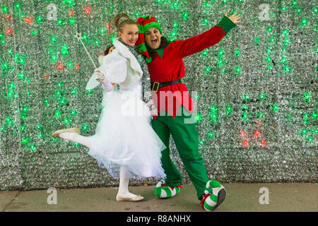 Bournemouth, Dorset, Großbritannien. 14. Dezember 2018. Weiß Fee und Elf bis zu Unfug in Bournemouth Garten an einem Bitterkalten bewölkten Tag. Posing im Inneren des Bournemouth Wunderland Weihnachtsbaum. Credit: Carolyn Jenkins/Alamy leben Nachrichten Stockfoto