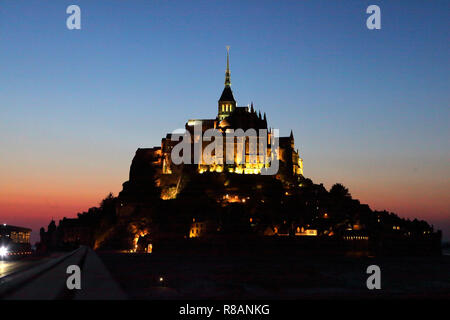 Mont Saint Michel, Frankreich. 26. Juli, 2018. Blick auf den Mont Saint Michel, die Lage ist die Auffahrt auf den Berg. | Verwendung der weltweiten Kredit: dpa/Alamy leben Nachrichten Stockfoto