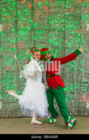 Bournemouth, Dorset, Großbritannien. 14. Dezember 2018. Weiß Fee und Elf bis zu Unfug in Bournemouth Garten an einem Bitterkalten bewölkten Tag. Posing im Inneren des Bournemouth Wunderland Weihnachtsbaum. Credit: Carolyn Jenkins/Alamy leben Nachrichten Stockfoto