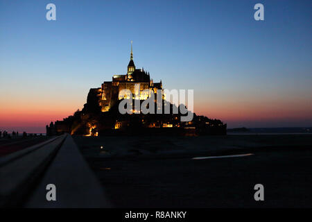 Mont Saint Michel, Frankreich. 26. Juli, 2018. Blick auf den Mont Saint Michel, die Lage ist die Auffahrt auf den Berg. | Verwendung der weltweiten Kredit: dpa/Alamy leben Nachrichten Stockfoto