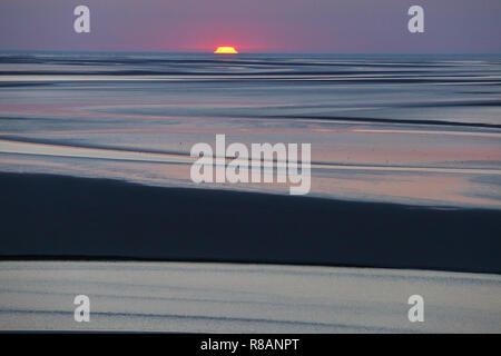 Mont Saint Michel, Frankreich. 26. Juli, 2018. Blick auf den Sonnenuntergang hinter dem Watt an der Mont Saint Michel | Verwendung der weltweiten Kredit: dpa/Alamy leben Nachrichten Stockfoto