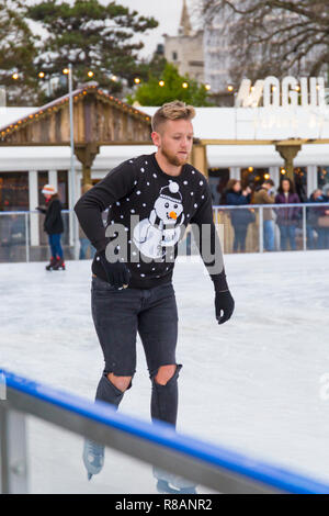 Bournemouth, Dorset, Großbritannien. 14. Dezember 2018. Besucher viel Spaß beim Eislaufen auf dem freien temporäre Eislaufbahn in Bournemouth Garten an einem Bitterkalten bewölkten Tag. Eislaufen in festlichen Jumper - sehr geeignet, mit Schneemann und Schnee, da die Wettervorhersage für die nächsten Tage! Credit: Carolyn Jenkins/Alamy leben Nachrichten Stockfoto