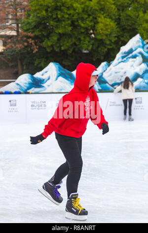 Bournemouth, Dorset, Großbritannien. 14. Dezember 2018. Besucher viel Spaß beim Eislaufen auf dem freien temporäre Eislaufbahn in Bournemouth Garten an einem Bitterkalten bewölkten Tag. Ruhe und Eislaufen! Credit: Carolyn Jenkins/Alamy leben Nachrichten Stockfoto