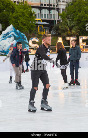 Bournemouth, Dorset, Großbritannien. 14. Dezember 2018. Besucher viel Spaß beim Eislaufen auf dem freien temporäre Eislaufbahn in Bournemouth Garten an einem Bitterkalten bewölkten Tag. Eislaufen in festlichen Jumper - sehr geeignet, mit Schneemann und Schnee, da die Wettervorhersage für die nächsten Tage! Credit: Carolyn Jenkins/Alamy leben Nachrichten Stockfoto