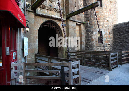 Mont Saint Michel, Frankreich. 26. Juli, 2018. Blick auf den Eingang, der Zugbrucke, in der Mont Saint Michel. | Verwendung der weltweiten Kredit: dpa/Alamy leben Nachrichten Stockfoto